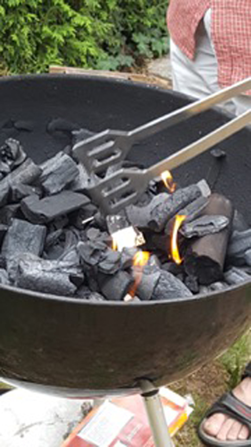 Der Grill brennt schon mal und die Kohlen waren schnell heiss.